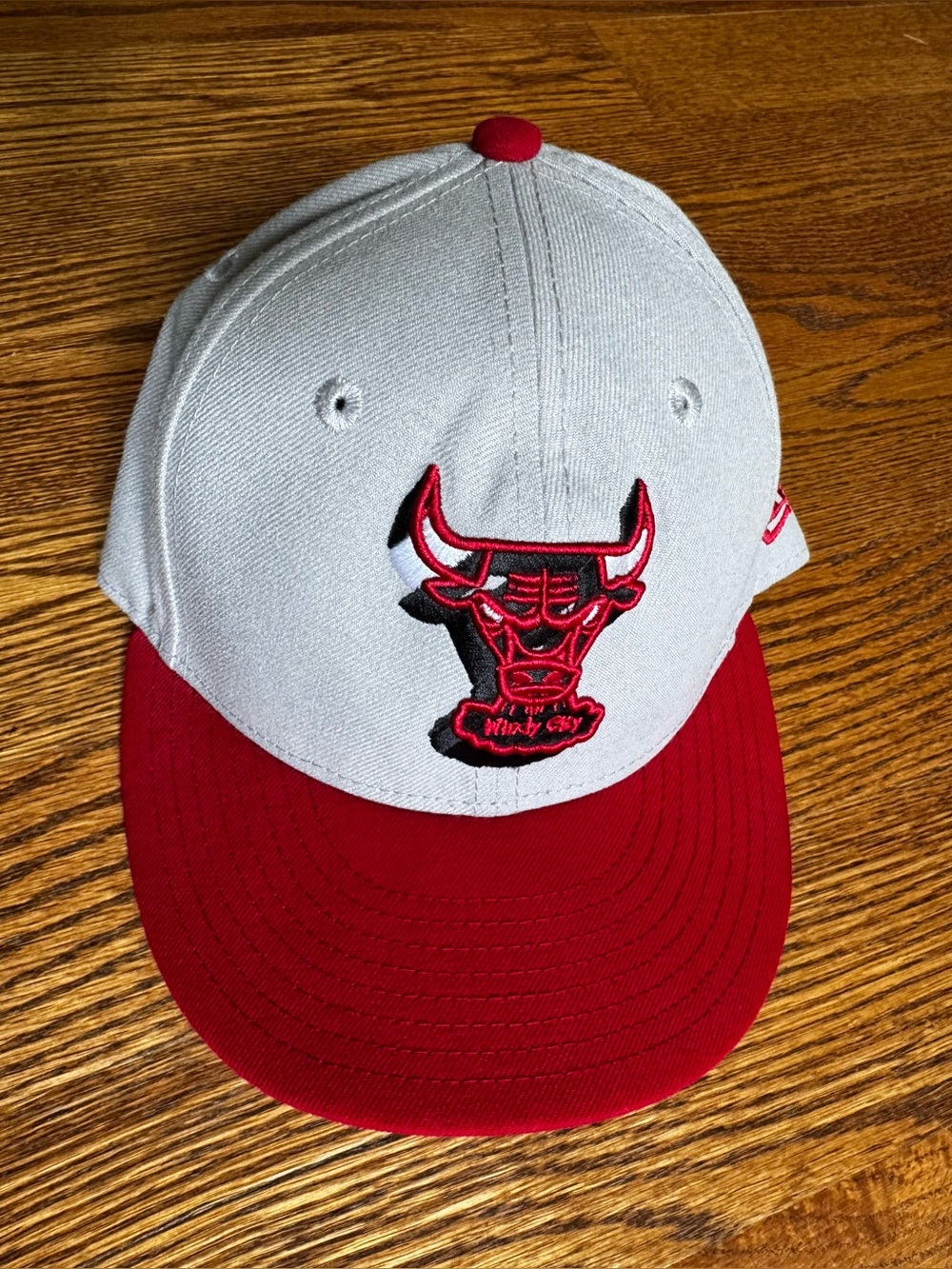 Chicago Bulls New Era 59FIFTY Windy City Fitted Hat Size 7 Gray Red